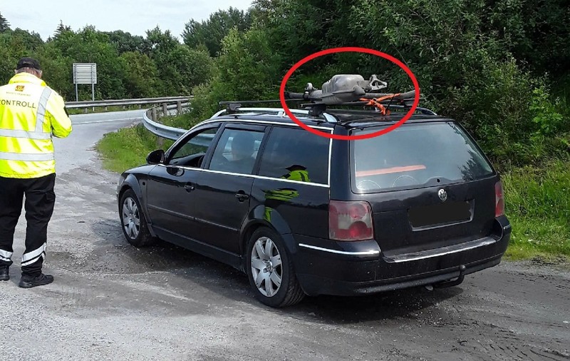 Ce a pățit șoferul unui VW Passat care circula cu o tobă de eșapament uriașă legată intenționat de plafon în Norvegia