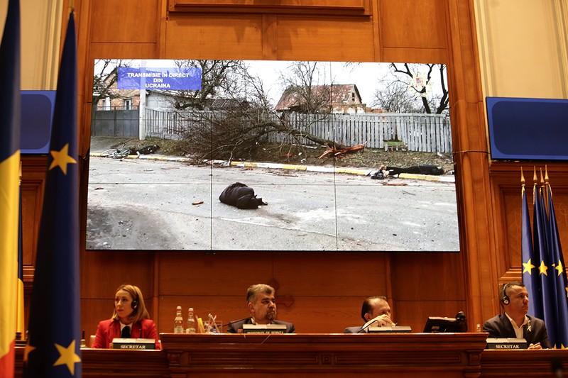 Una dintre imaginile prezentate de Zelenski în Parlamentul României, cu o victimă a masacrului din Bucha - foto Libertatea/Dumitru Angelescu