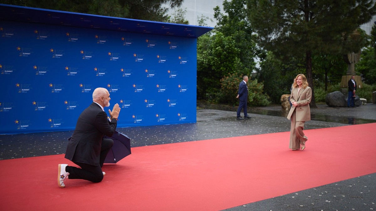 Edi Rama o întâmpină, în genunchi, pe Giorgia Meloni la summitul CPE 2025 Foto: Profimedia