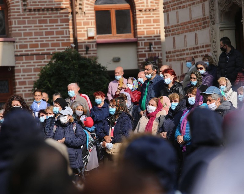 VIDEO | 30.000 de oameni au trecut pe la racla Sfântului Dimitrie. Marcel Ciolacu, chemat la slujbă de Patriarhul Daniel
