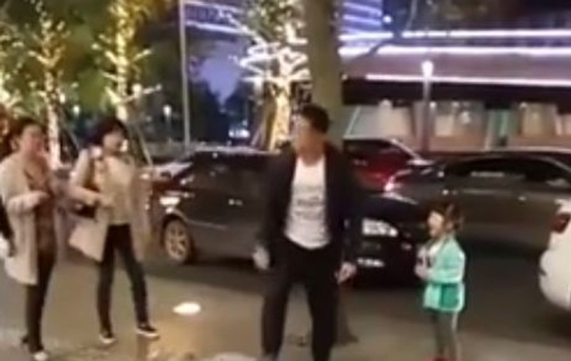 Scene şocante în China. O femeie a fost snopită în bătaie în plină stradă, în faţa fetiţei ei | VIDEO