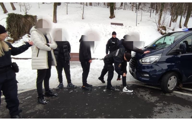 Bătaie în care au fost implicați 30 de tineri, dintre care 10 sunt minori, în Brașov. Poliția a dat amenzi de 2.200 de lei