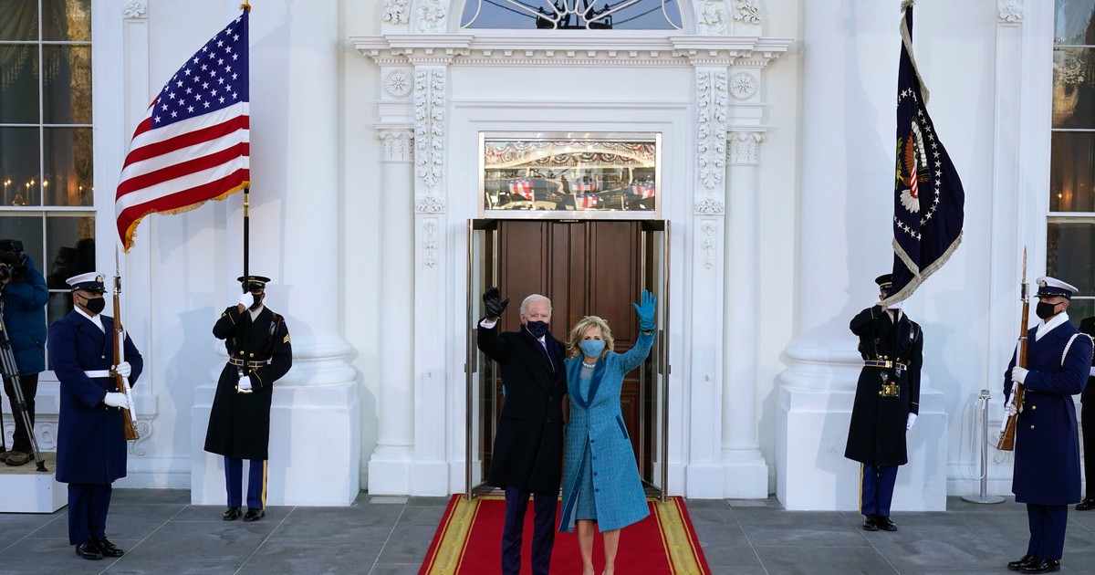 Momentul in care Joe Biden si sotia sa, Jill Biden, au ajuns la Casa Alba. Foto: EPA