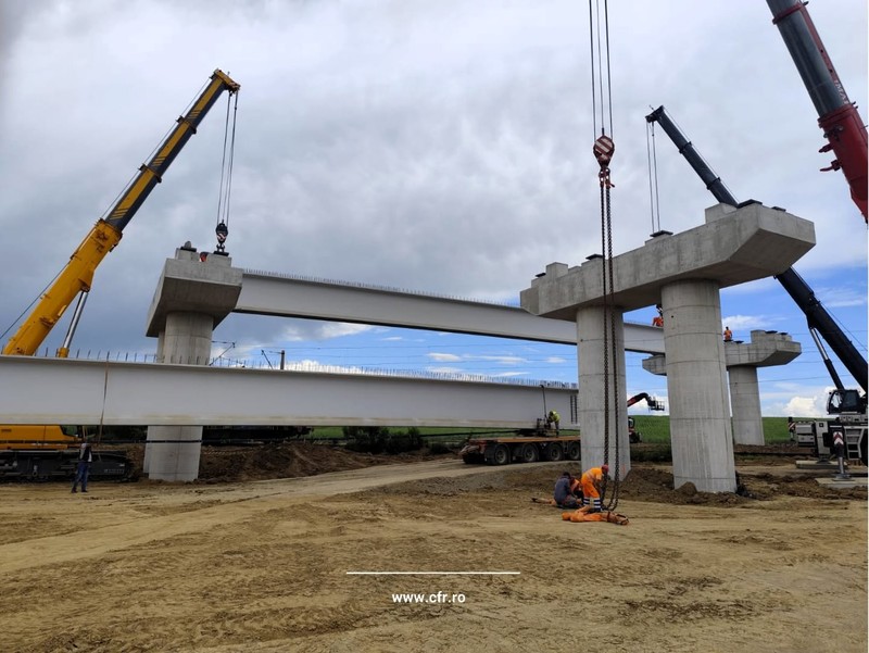 Montare grinzi la pasajul de pe Autostrada A7. Foto: CFR
