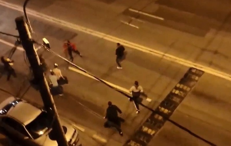 Imagini șocante pe un bulevard din Timișoara! Două bande rivale s-au luat la bătaie | VIDEO 