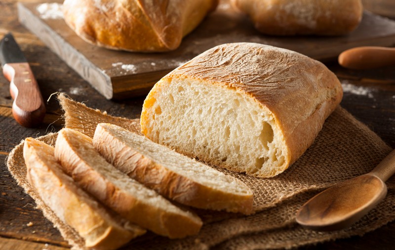 Ce fel de și câtă pâine ar trebui să mâncăm? Află ce spun nutriționiștii