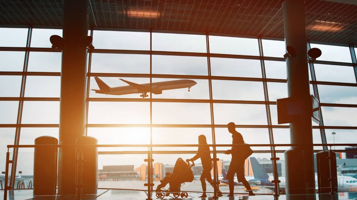 FAmilie pin aeroport cu copilul care călătoresc cu avionul, vacante