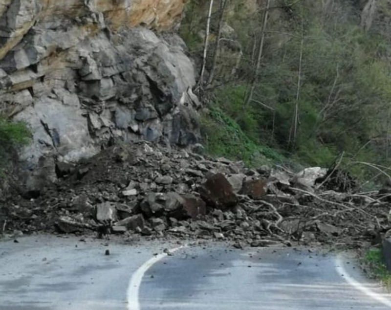 Transalpina, blocată din nou de o alunecare de teren. CNAIR dă vina pe schimbările climatice și promite plase de siguranță