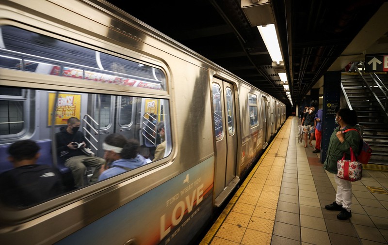 Operațiune pe muchie de cuțit, la New York. Un bărbat, salvat de pe șine cu câteva secunde înainte de sosirea metroului. VIDEO