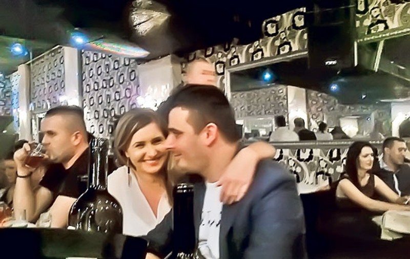 Manelistul Liviu Mititelu şi-a serbat reuşita la Eurovision cu o blondă