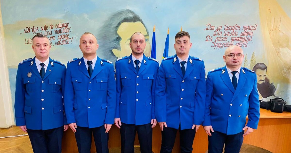 Cei trei jandarmi ai echipajului, alături de superiorii lor. Toți sunt îmbrăcați în uniformă