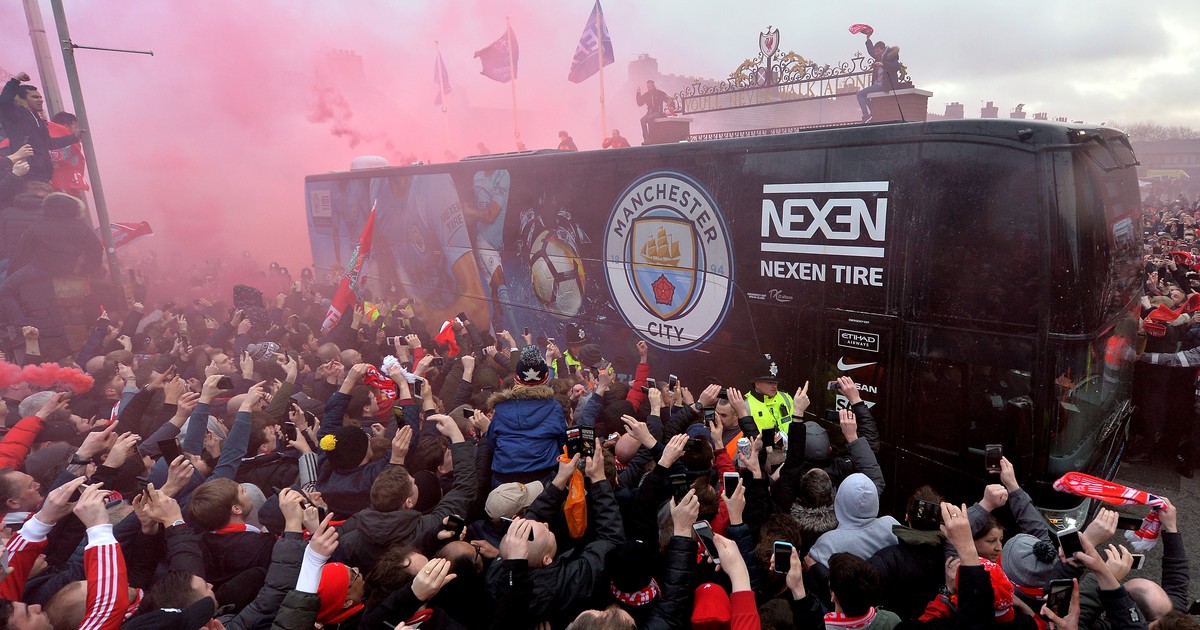 Autocarul echipei Manchester City a fost atacat