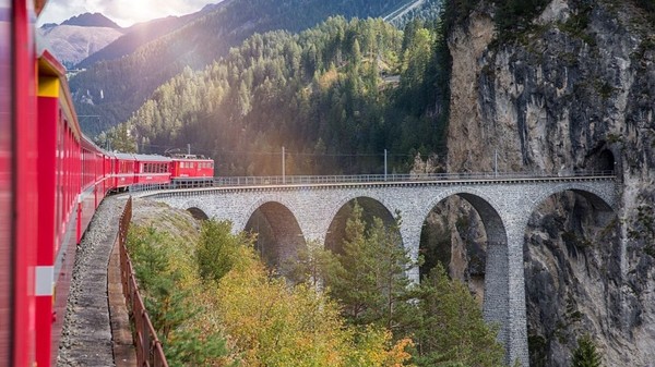 Trenulețul Roșu al Berninei, „cel mai lent expres din Europa”. Sursă foto: Getty Images.