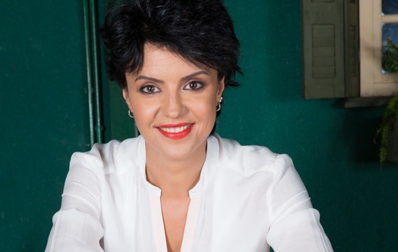 CU PĂRUL LUNG ŞI CREŢ! Iat-o pe prezentatoarea Raluca Arvat cum arăta în adolescenţă! FOTO