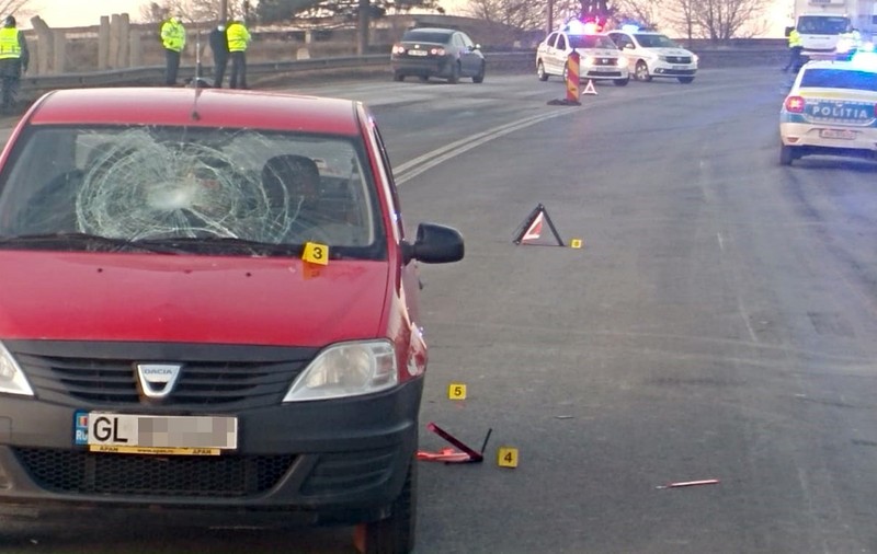 Polițiști loviți în plin de un autovehicul. Oamenii legii dirijau circulația pe o stradă din Galați unde se formase o groapă de mari dimensiuni