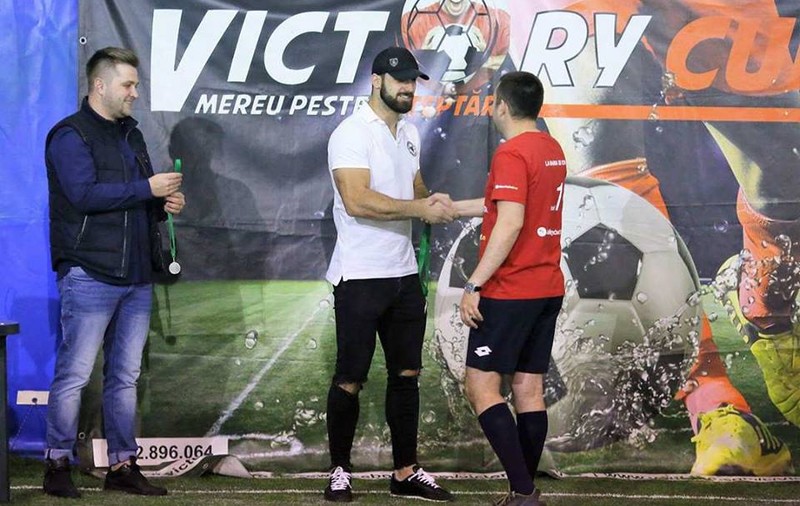 Campionul mondial Superkombat Andrei Stoica a premiat campionii de la Victory Cup, echipa de minifotbal ”La Maria și Ion”
