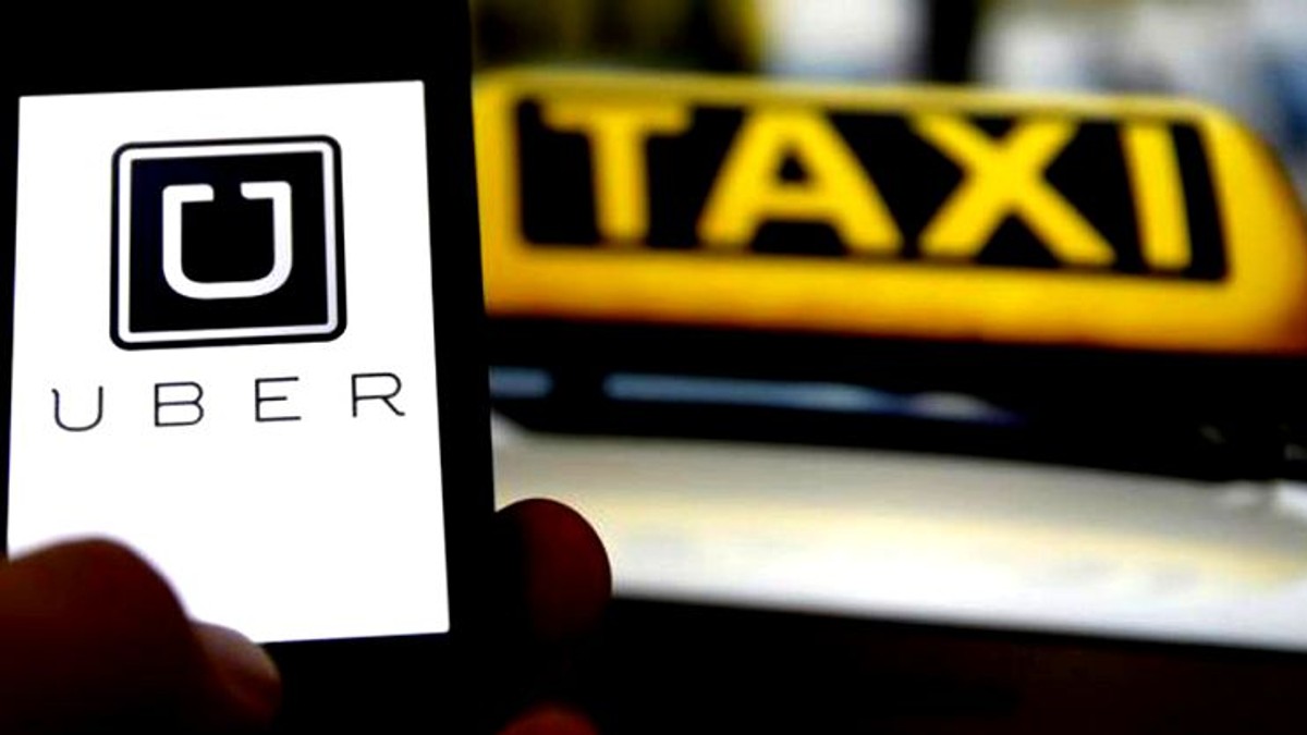 Uber cumpără platforma de livrare de alcool Drizly cu 1,1 miliarde de dolari. Aplicația Uber cu un taxi in spate