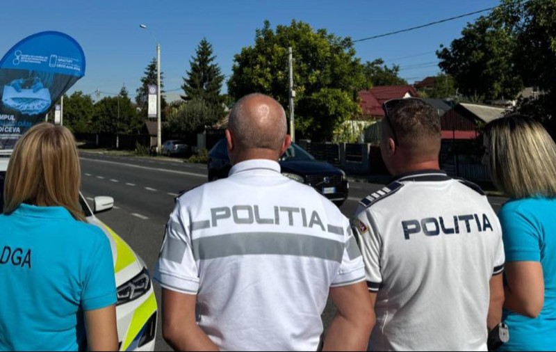 Șoferi opriți la Lețcani și învățați să nu mai dea șpagă polițiștilor rutieri, de față cu polițiștii rutieri