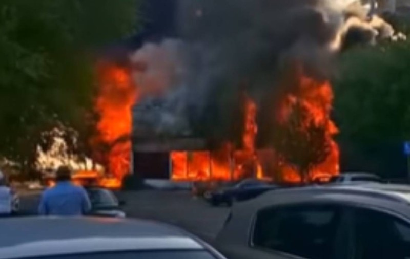 Incendiu la fostul club Bellagio din Mamaia. Flăcări înalte de câțiva metri au transformat totul în scrum