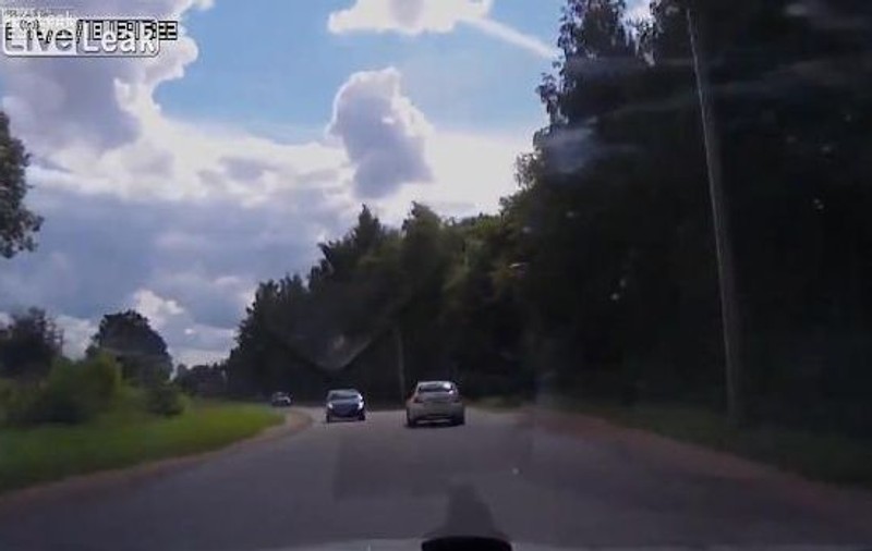 Ce NEBUNI! Doi şoferi din Rusia s-au urmărit ca-n FILME şi FINALUL este de-a dreptul NEAŞTEPTAT! | VIDEO