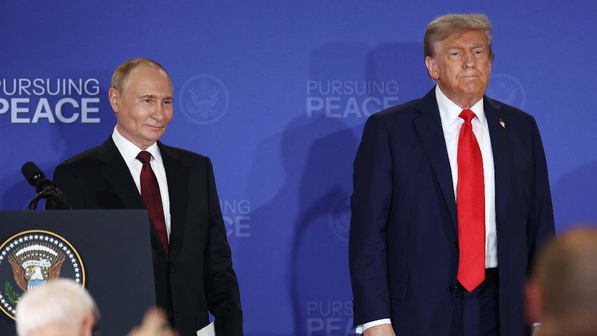 Vladimir Putin și președintele american Donald Trump stau pe podium la finalul unei conferințe de presă comune, după întâlnirea lor de la baza militară Elmendorf-Richardson din Anchorage, Alaska, Statele Unite - 15 august 2025
