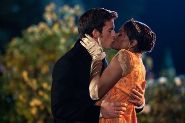 Simone Ashley (Kate Sharma) și Jonathan Bailey (Anthony Bridgerton) sunt protagoniștii sezonului 2.