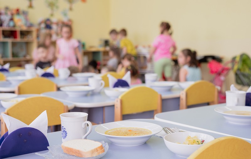 Stafilococ găsit în mâncarea din programul „Masă sănătoasă”. Un tată acuză mușamalizarea, sute de părinți apără școala. Explicația firmei de catering