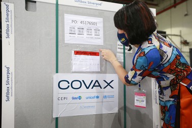 COVAX a fost înființat ca un grup menit să accelereze dezvoltarea și producerea vaccinurilor împotriva COVID-19. Foto: EPA