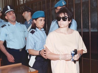 Fotografie din 1998: Patrizia Reggiani este adusă la tribunal unde era judecată pentru asasinarea fostului ei soț