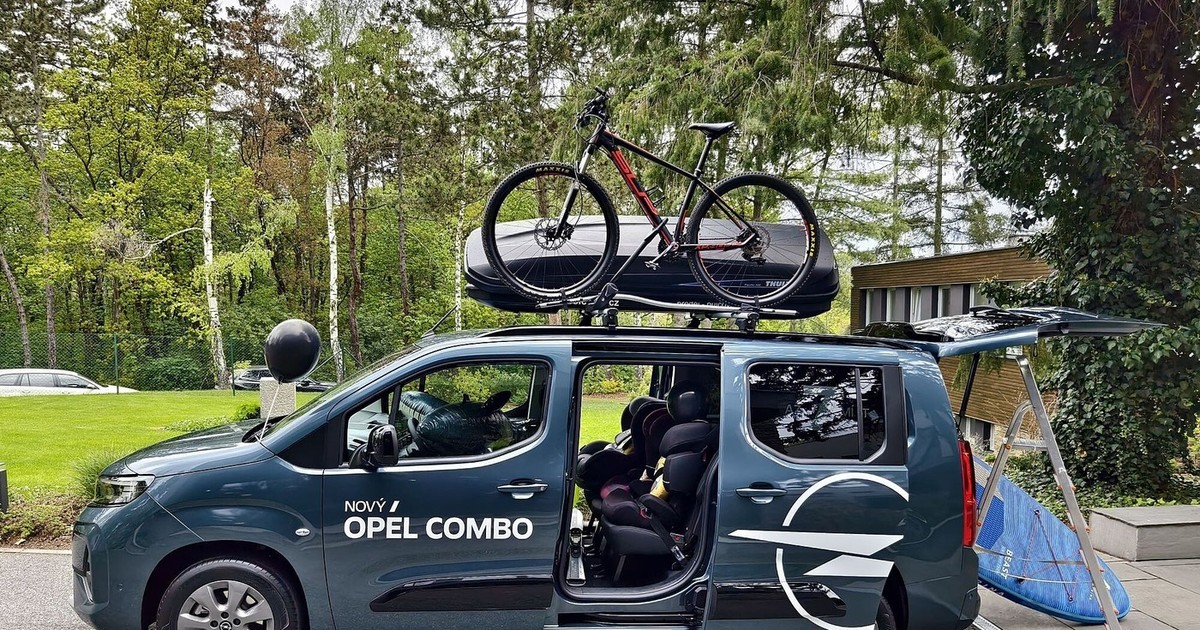 O imagine din profil prezintă un Opel Combo albastru metalizat, configurat pentru activități în familie, având o bicicletă și o cutie de bagaje montate pe plafon, ușa laterală culisantă deschisă pentru a lăsa la vedere scaunele de copii, iar hayonul ridicat în spate, unde este sprijinită o placă de surf.