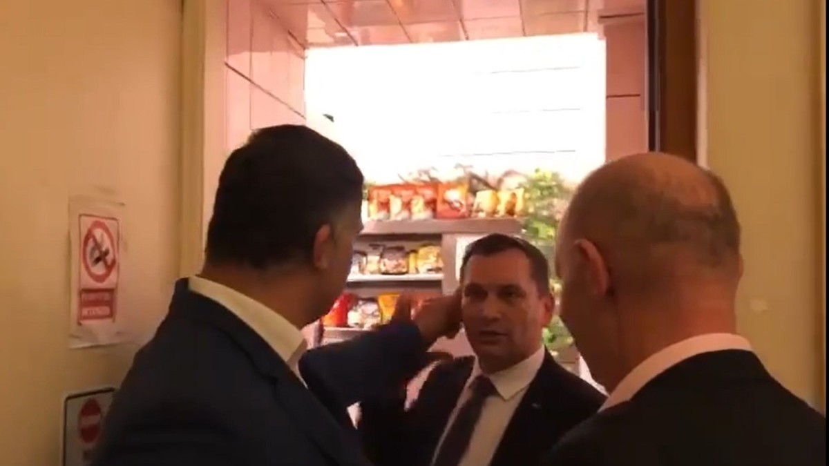 Deputatul Daniel Ghiță de la PSD il ia de ureche pe senatorul Cernic de la USR. Foto: Captură Digi24