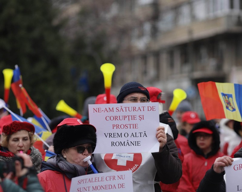 Protest Sanitas la Ministerul Transporturilor. Angajații se tem că Grindeanu va renunţa la spitalele din subordine