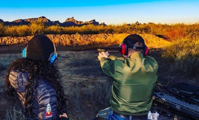Mihaela Rădulescu și Felix au tras cu arma în Arizona. Imaginea care i-a întărâtat pe fani