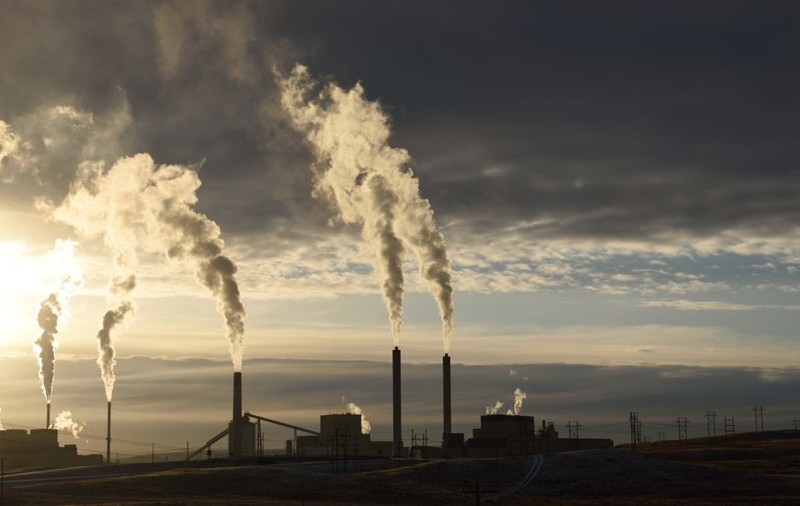 Silueta unor coloane de emisii de carbon provenite de la coșul de fum al unei termocentrale pe cărbune. Poză cu caracter ilustrativ. Foto: Shutterstock