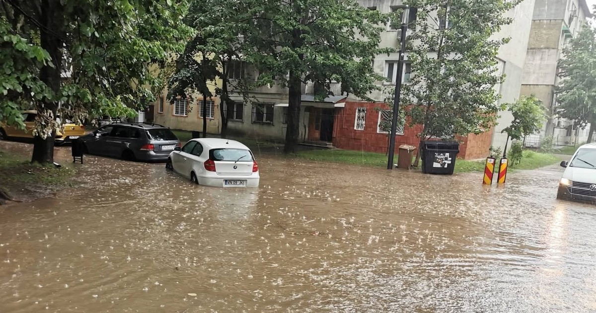 Ploi puternice la Focșani. Foto: Facebook /Meteoplus.