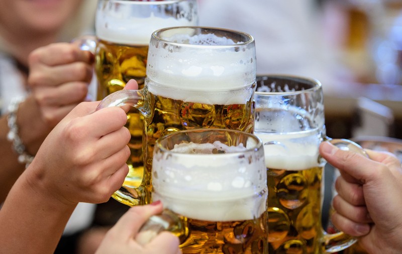 Oktoberfest de la München își așteaptă vizitatorii cu prețuri mai mari. Cât costă litrul de bere