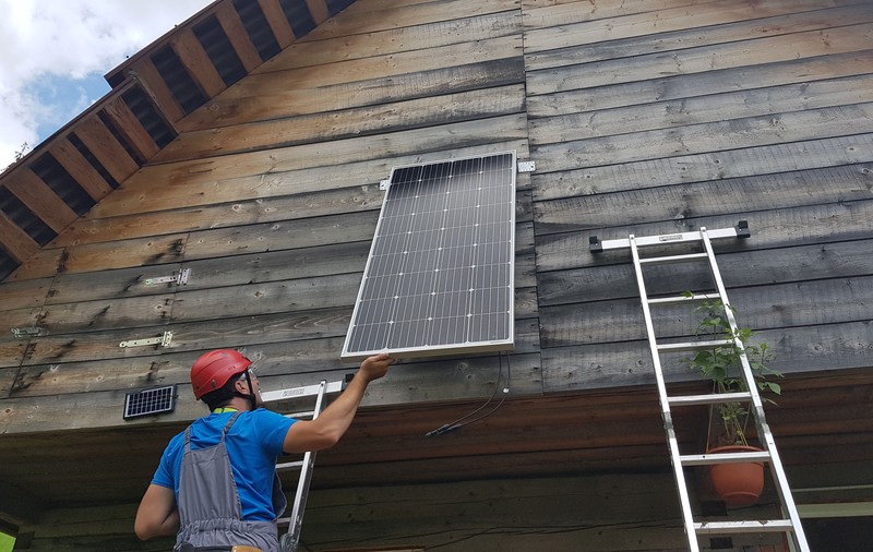 Blocați în beznă. 100.000 de români fără curent electric nu sunt luați în calcul în proiectul de electrificare, dintr-un motiv bizar