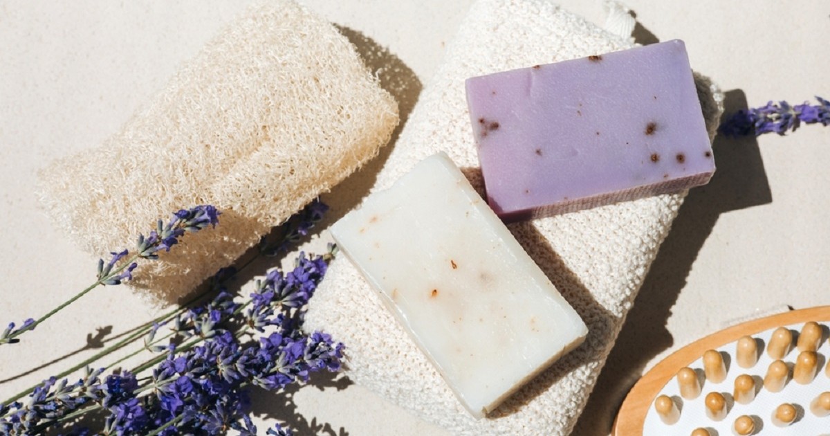 La ce se folosește lavanda uscată în casă - Imagine cu lavandă, burete natural, săpun de lavandă, prosop şi o perie