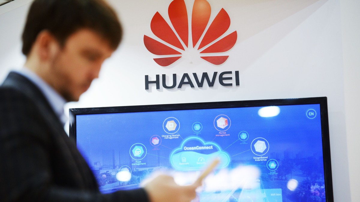 FBI, CIA și NSA nu vor să cumpărați smartphone-uri Huawei. Bărbat cu sigla Huawei în spate