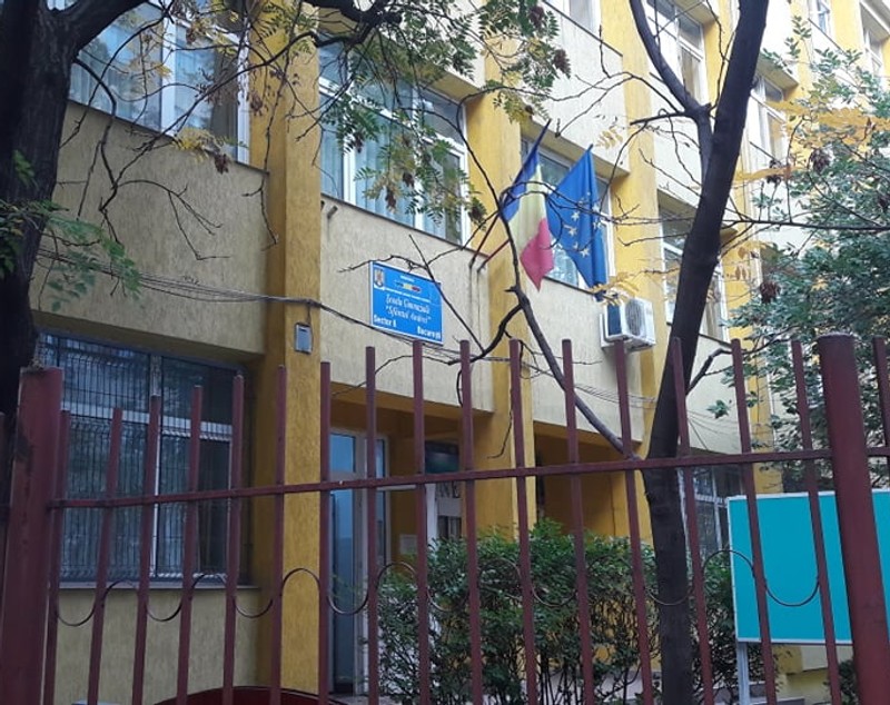 FOTO & VIDEO | Scandal la Școala Gimnazială ”Sfântul Andrei” din București. O profesoară e acuzată că le vorbește urât elevilor, părinții nu-și mai lasă copiii să intre la orele ei