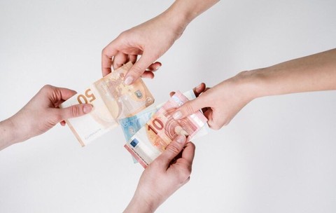 Donațiile primite de la rude sunt, în principiu, neimpozabile. Când se aplică impozitul de 70%