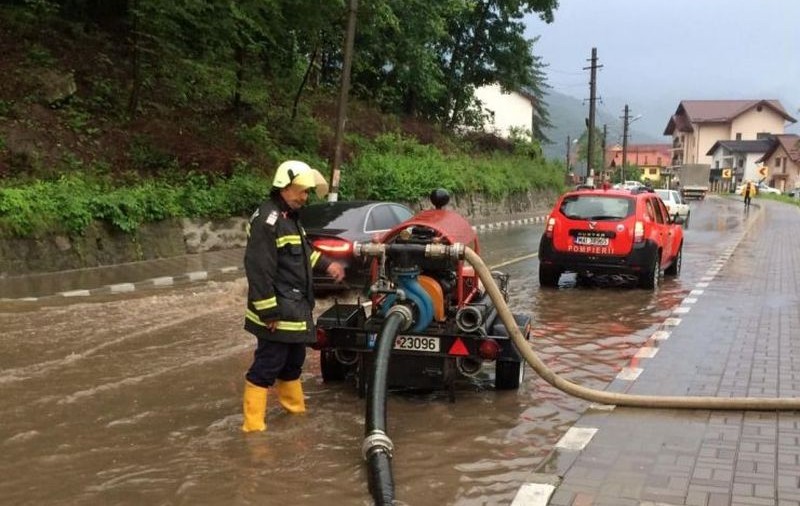 Circulația pe Valea Oltului blocată de ape. Pompierii au intervenit pentru a îndepărta apa de pe carosabil