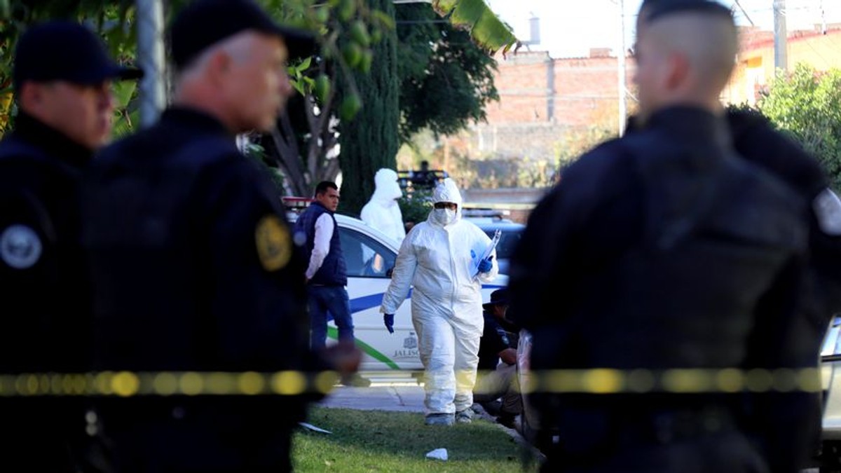 Trei studenţi din Mexic au fost uciși, iar cadavrele dizolvate în acid. Polițiști și criminaliști mexicani, la locul unei crime
