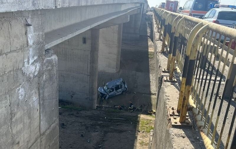 Un șofer de 73 de ani și o femeie de 70 de ani au scăpat cu viață după ce mașina lor a căzut de pe un pod, la intrarea în Urziceni. FOTO