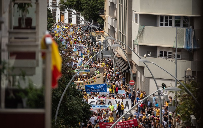 Mii de oameni au protestat în Tenerife, în Canare, pentru limitarea turismului: „Nu vrem să vedem insula murind”
