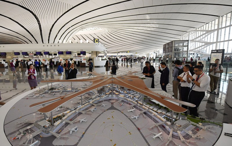Cum arată cel mai mare aeroport din lume, inaugurat în China. E situat la 46 de kilometri de Beijing, are o suprafaţă de 700.000 m² și a costat 15 miliarde de dolari