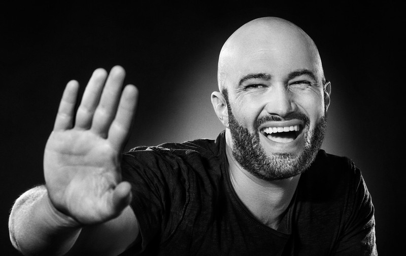 Mihai Bendeac așa cum nu l-ați mai văzut: „Ador nopțile de beție, de desfrâu. Nopțile care se termină cu o târâială spre casă”