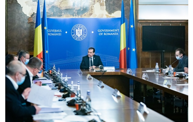 Guvernul plăteşte 45% din salariul de bază pentru cei care revin la muncă, din şomaj tehnic. Persoanele nou angajate primesc 2.500 de lei, lunar, timp de un an