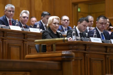 Premierul Viorica Dăncilă participă la ședința comună a Camerei Deputaților și Senatului în care se dezbate și votează moțiunea de cenzură intitulată „Ca să reconstruim România, Guvernul Dăncilă trebuie demis de urgență!”. Foto: Agerpres
