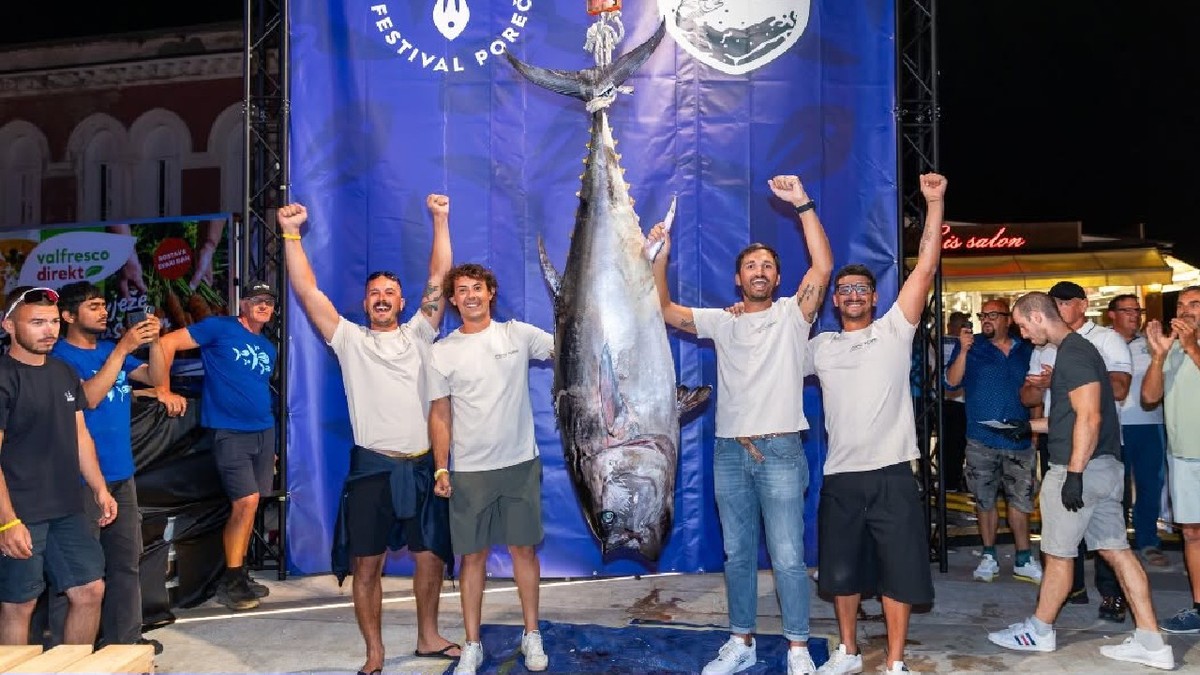 Patru bărbați pozează lângă un ton de 160 de kilograme la festivalul TunIstra din Croația